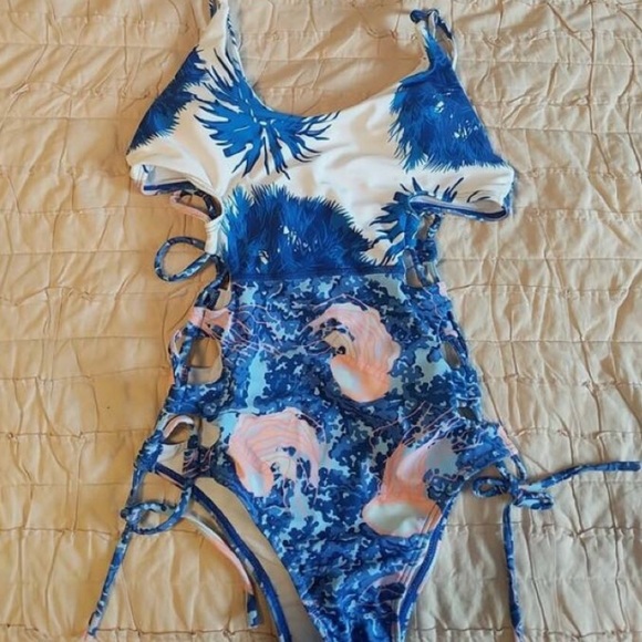 One piece bathing suit - Picture 2 of 4